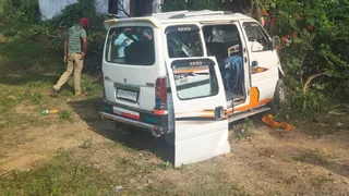 हादसे के बाद क्षतिग्रस्त वैन।