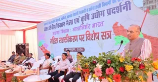 सीएलए में आयोजित किसान मेला में बोलते सीएसजेएमयू की कुलपति प्रो. विनय कुमार पाठक। मंचासीन विधायक नीलिमा कटियार व अन्य। प्रबंधन