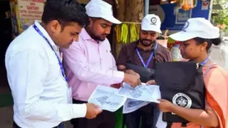 सरकारी और निजी स्कूलों के शिक्षकों के साथ बैंक, कंपनियों और सरकारी कार्यालयों के कर्मचारियों की भी ड्यूटी ।