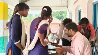 मशाल कार्यक्रम के तहत छात्र छात्राओं का पंजीयन करते शिक्षक।