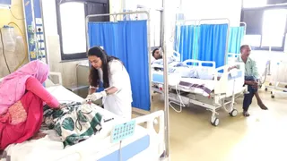 डीएमसीएच के बर्न एवं प्लास्टिक सर्जरी वार्ड में भर्ती मरीजों को देखती नर्स। फोटो -जागरण