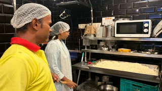 खाद्य सुरक्षा अभियान के दौरान धनबाद के होटल में खाद्य पदार्थों की जांच। (फोटो सौजन्य)