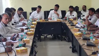धनबाद नगर निगम बोर्ड की बैठक में भाग लेते मेयर संजीव सिंह, नगर आयुक्त आशीष गंगवार और अन्य। (फोटो जागरण)