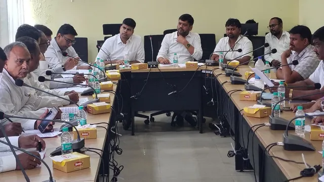 दुर्गापूजा में अंधेरे से मिलेगी मुक्ति! धनबाद में 2750 स्ट्रीट लाइटें लगाने की तैयारी
