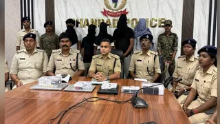 आपरेशन साइबर शील्ड की जानकारी देते धनबाद के ग्रामीण एसपी मो. याकूब और अन्य पुलिस पदाधिकारी। (फोटो जागरण)