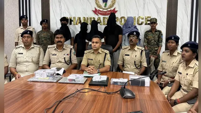 धनबाद में ऑपरेशन साइबर शील्ड: पांच साइबर अपराधी गिरफ्तार, भारी मात्रा में सामान जब्त
