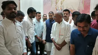 देवास में ब्लॉक कांग्रेस अध्यक्ष के निवास पर शोक संवेदना व्यक्त करने पहुंचे दिग्विजय सिंह। (फोटो- जागरण)