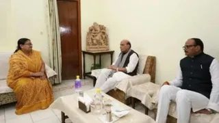 राजनाथ सिंह ने स्वर्गीय भोला नाथ तिवारी की पुत्री डॉ नीरू तिवारी को ढांढस बंधाया
