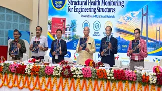प्रयागराज के एमएनएनआईटी में आयोजित अंतरराष्ट्रीय सेमिनार में स्मारिका का विमोचन करते अतिथि। जागरण