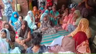 ढाई वर्ष की बच्ची की मौत के बाद विलाप करतीं महिलाएं।