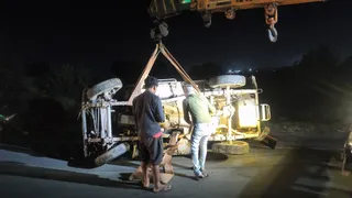 मक्खनपुर क्षेत्र में शुक्रवार तड़के दुर्घटना के बाद पलटा क्यूआरटी वाहन।