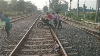 जान जोखिम में डालकर रेलवे ट्रैक पार करते हैं लोग। जागरण