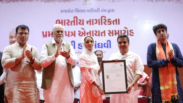 319 पाकिस्तानी शरणार्थियों को मिली भारतीय नागरिकता, हर्ष संघवी बोले- घरों में जलेंगे खुशी के दीपक
