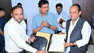 जामताड़ा में मेडिकल कालेज खोलने के लिए एमओयू के मौके पर स्वास्थ्य मंत्री इरफान अंसारी और राज्य के स्वास्थ्य सचिव अजय कुमार व अन्य। (फोटो सौजन्य)