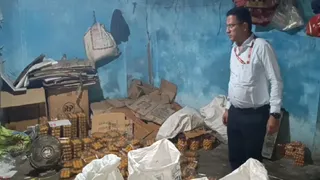 गोदाम में पड़े लड्डू को देखते खाद्य सुरक्षा पदाधिकारी डा. राजा कुमार। (फोटो जागरण)
