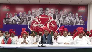 समाजवादी पार्टी के प्रदेश मुख्यालय में पार्टी के प्रमुख अखिलेश यादव