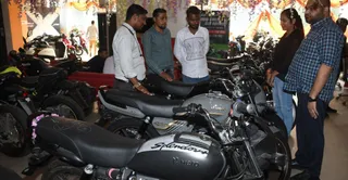 कोकाकोला चौराहा स्थित शोरुम में गाड़ी खरीदते ग्राहक । जागरण