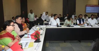 सरसैया घाट स्थित नवीन सभागार में बैठक करते विधानसभा अध्यक्ष सतीश महाना साथ में महापौर प्रमिला पांडेय। जागरण