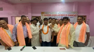 आनंद खड़ेलवाल को माला पहनाते सांसद ढुलू महतो और विधायक राज सिन्हा। (फोटो साैजन्य)