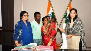 भागलपुर के डीएम ने दत्तक ग्रहण की प्रक्रिया पूरी होने पर 11 माह के बालक को दंपती को सौंपा।
