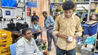 भारी मात्रा में कुट्टू का आटा और घी सीज
