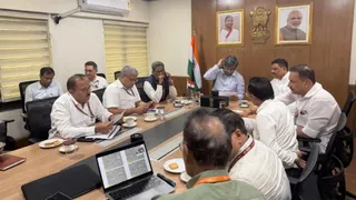 केंद्रीय मंत्रालय के सचिव संग बैठक करते सांसद राजीव प्रताप रूडी। सौ-सांसद