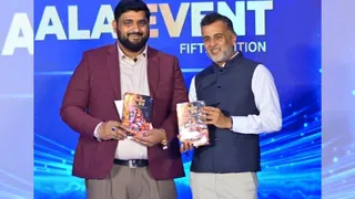 धार्मिक पुस्तक महादेव अंश का विमोचन करते साहित्यकार चेतन भगत ( काला बंडी में) , स्त्रोत स्वयं