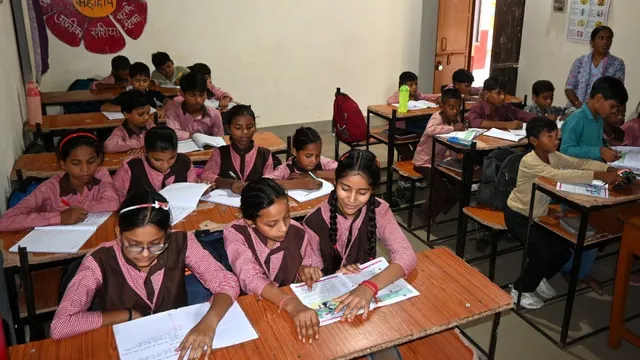 मथुरा: कागजों की उलझन में फंसी नौनिहालों की यूनिफार्म, 15 हजार खाते अब भी खाली