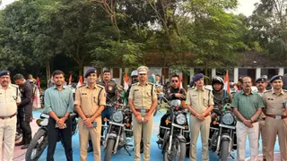 नवगछिया में पूर्वोत्तर के आठ राज्यों की बाइक रैली का स्वागत करते एसपी।