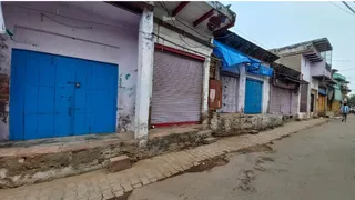 पुल शुरू न होने के विरोध में शुक्रवार को पिनाहट में बंद दुकानें।