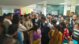 प्रयागराज में अधिवक्ता सतीश चंद्र श्रीवास्तव की हत्या के बाद एसआरएन हॉस्पिटल में हंगामा कर रहे लोगों को समझाते पुलिसकर्मी। जागरण आर्काइव