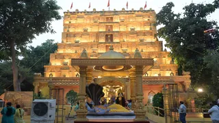 बाई का बाग दुर्गा पूजा पार्क में पद्म्नाभस्वामी मंदिर की थीम पर तैयार किया गया दुर्गा पूजा पंडाल। जागरण