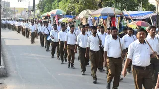 राष्ट्रीय स्वयंसेवक संघ की ओर से आयोजित विजय दशमी उत्सव पर पथ संचलन करते स्वयं सेवक। जागरण