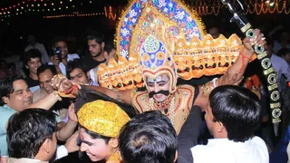 मंचन के दौरान रावण का विरोध करते लोग, जागरण।