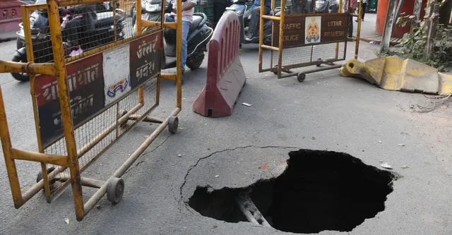 Kanpur News: जरीब चौकी GT रोड पर अचानक धंसी सड़क; 10 फीट गहरा गड्ढा, आधा रास्ता बंद होने से जाम
