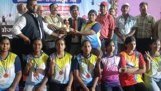 राज्यस्तरीय विद्यालय बालिका भारोत्तोलन प्रतियोगिता के विजेता ट्राफी के साथ खिलाड़ी।