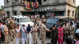 सुपौल में पुलिस का एक्शन: आर्केस्ट्रा से 10 नाबालिग लड़कियां रेस्क्यू, 9 महिलाओं समेत 16 गिरफ्तार (AI Generated Image)
