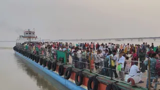गंगा नदी पार करने के लिए जहाजों पर उमड़ी यात्रियों की भीड़।