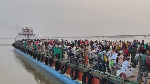 भागलपुर: विक्रमशिला पुल बंद होते ही जहाजों पर बढ़ा दबाव, तीन दिनों में 1.56 लाख यात्रियों ने की गंगा पार
