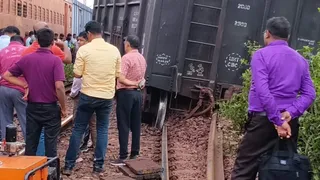 जरूली स्टेशन के पास मालगाड़ी पटरी से उतरी, अप लाइन पर रेल परिचालन बाधित