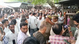 कोर्ट परिसर के बाहर मौजूद लोगों की भीड़