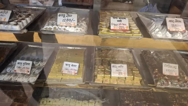 त्योहारों पर नया नियम लागू: अब मिठाई की ट्रे पर लिखनी होगी 'मैन्युफैक्चरिंग' और 'एक्सपायरी डेट'