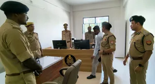 साइबर थाना का निरीक्षण करते एडीजी व डीआईजी।- पंकज श्रीवास्तव
