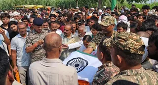 सीआरपीएफ के उपनिरीक्षक देवानंद यादव के पार्थिव शरीर के अंतिम दर्शन को उमड़ी भीड़। जागरण