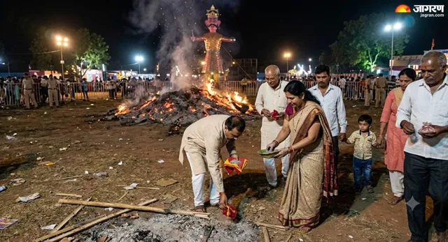 दशहरा 2026: रावण दहन के बाद राख को घर लाने की परंपरा क्यों है, क्या कहती हैं इससे जुड़ी धार्मिक मान्यताएं?
