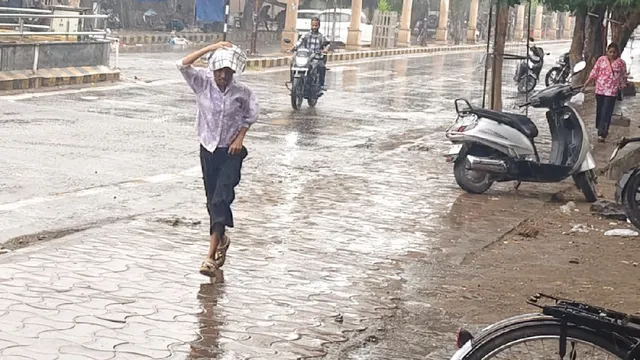 हरियाणा में बारिश ने बदला मौसम का मिजाज, गर्म कपड़े पहनकर निकले लोग; सड़कों पर पानी ने रोकी रफ्तार
