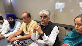 जानकारी देते हुए बार एसोसिएशन के प्रधान।
