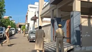 उधमपुर में हाउसिंग कालोनी में ठेकेदार के घर छापेमारी के दौरान तैनात पुलिसकर्मी।