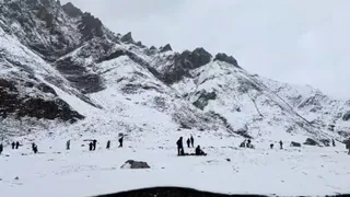 ज़ोजिला इलाके में बर्फबारी का आनंद लेते पर्यटक। (फोटो- जागरण/साहिल मीर)