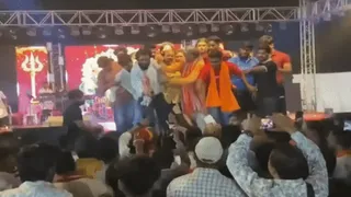 मुस्लिम युवकों को गरबा पास बांट रहा था कांग्रेसी कार्यकर्ता (फोटो- वीडियो ग्रैब)